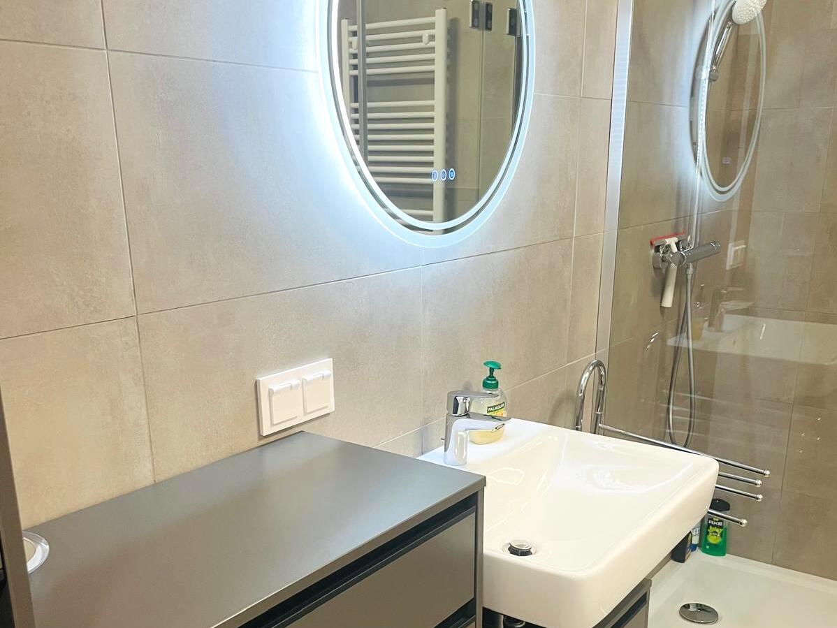 Badezimmer mit ebenerdiger Dusche – Apartment Klopeiner See