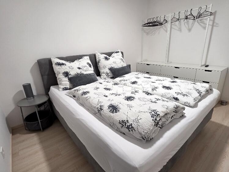 Schlafzimmer mit Doppelbett 180x200 – Ferienwohnung Klopeiner See